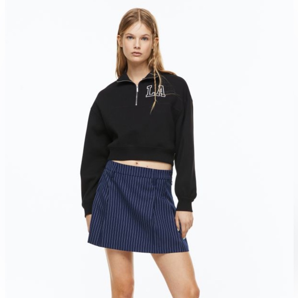 H&M pleated navy pinstriped skirt new with tags